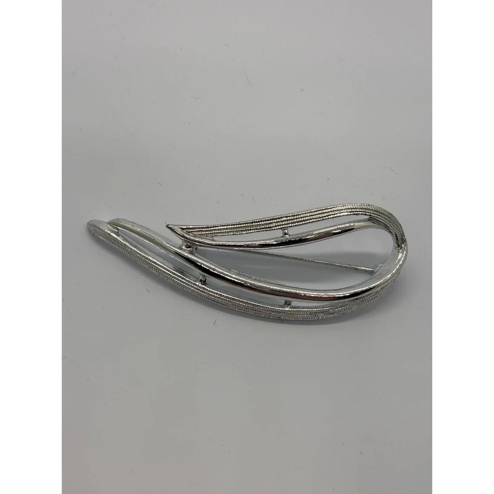 Vintage Brooch Silver Tone‎ with Intricate Detail Signed Sarah Coventry